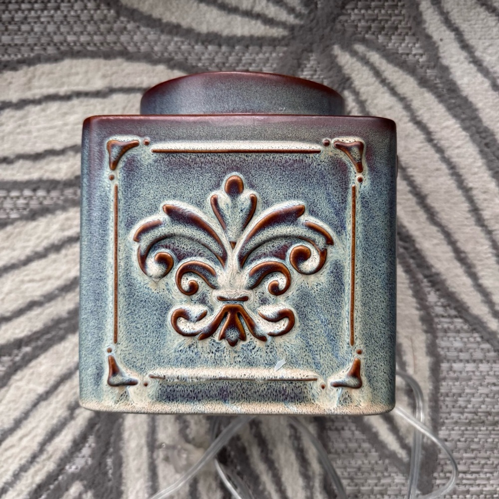 Yankee Candle Large Electric Melt Warmer Scenterpiece Damask Farmhouse BlueBrown